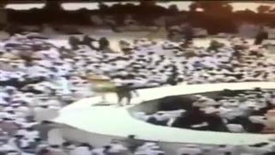 بالفيديو.. لحظة إلقاء القبض على مختل حطم فوانيس الكعبة