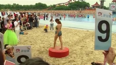 بالفيديو.. 400 عجوز تشاركن في عرض بـ «البكيني»