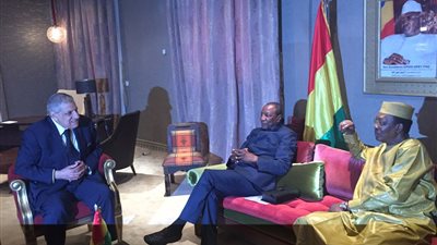 «محلب» مبعوث السيسي في أفريقيا.. يشارك في المبادرة الأفريقية للطاقة المتجددة.. يزور جامعة جمال عبد الناصر بغينيا.. ويستعرض الرؤية المصرية في قضايا تغير المناخ