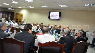 بالفيديو.. محافظ القليوبية يناقش مواجهة «الغلاء» مع الغرفة التجارية