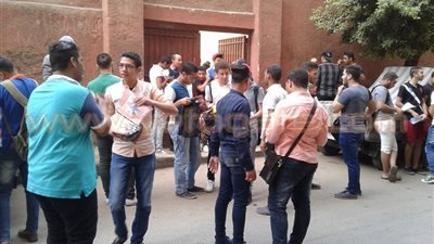 بالصور.. طلاب «خليل آغا» يدخلون اللجان لأداء امتحان الفيزياء