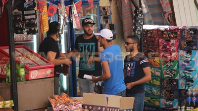 بالصور.. طلاب الثانوية يشترون عصائر وسجائر قبل دخول اللجان