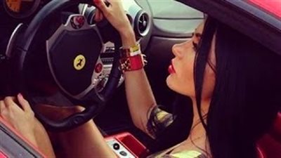 بالفيديو.. نساء يتصرفن بجنون مع السيارات