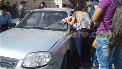 بالصور.. أستاذ علم نفس يراجع مع الطلاب أمام مدرسة «خليل آغا»