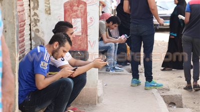 بالصور.. طلاب الثانوية يدخنون السجائر قبل دخول اللجان