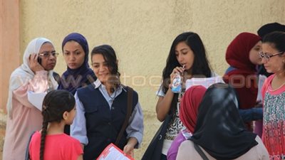 أبرز المشاهد في امتحاني «الفيزياء وعلم النفس» للثانوية العامة.. شرب العصائر وتدخين السجائر قبل دخول اللجان.. تأخر مراقبين بلجنة «النقراشي» الإعدادية.. و«بالغش اتجمعنا» تن