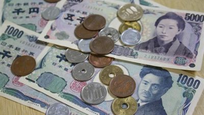 الين يتعثر مع تحذير وزير المالية الياباني من التدخل