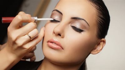 خبيرة تجميل تحدد خطوات تطبيق المكياج للبشرة الجافة