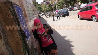 بالصور.. تجمع أمهات طالبات الثانوية بمحيط مدرسة «أنصاف سري»