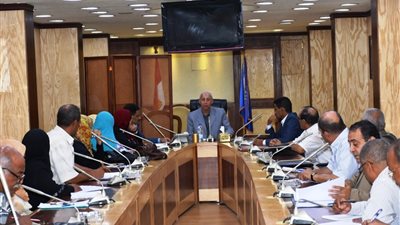 محافظ أسوان يحيل موظفين بإدفو إلى النيابة الإدارية