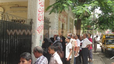 بالصور.. القلق يسيطر على أولياء أمور طلاب الثانوية ببني سويف