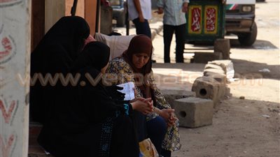 بالصور.. التوتر يسيطر على أهالي طلاب الثانوية العامة أمام اللجان