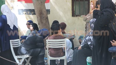 بالصور.. أولياء الأمور يتابعون تسريبات الامتحانات أمام لجنة «النقراشي»