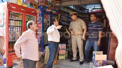 بالصور.. محافظ أسيوط يغلق جمعية ومخبز سياحي وسوبر ماركت