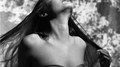 شاهد.. 13 لقطة مذهلة لأنجلينا جولي في واحدة من أولى جلساتها التصويرية