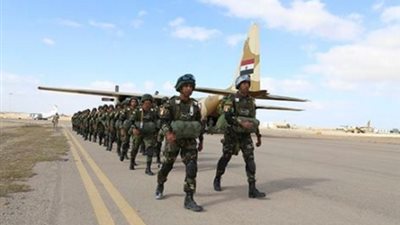 بالفيديو والصور.. مظليون مصريون وروس ينفذون «قفزة الصداقة»