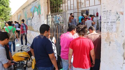 أولياء أمور طلاب الثانوية العامة يفترشون الرصيف أمام لجان قنا