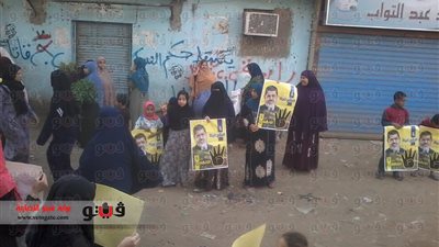 بالصور.. سلاسل بشريه رافضه للحكم بالمؤبد على 28 من الإخوان