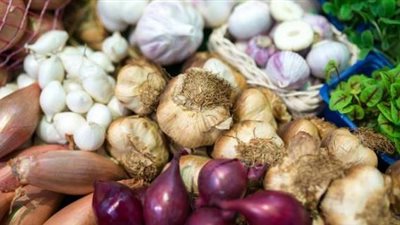 تباين أسعار الخضراوات بسوق العبور.. والبصل يسجل 7 جنيهات