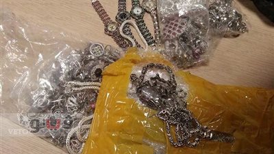 بالصور.. ضبط راكب حاول تهريب 5 كيلوجرامات مشغولات فضية بمطار القاهرة