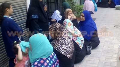 بالصور.. القلق يسيطر على والدات طالبات الثانوية أمام لجنة المنيرة