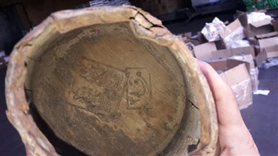 بالصور.. إحباط محاولة تهريب 14 مكيال غلال أثريا في مطار القاهرة