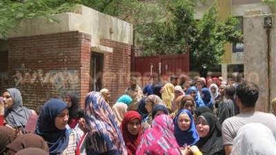 بالصور.. بكاء وإغماءات أمام لجان بني سويف لصعوبة «الفيزياء»