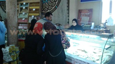 إقبال كبير من المواطنين على السلع المخفضة بدمياط