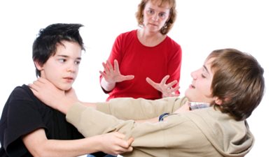 6 خطوات للتعامل مع شجار أبنائك المستمر