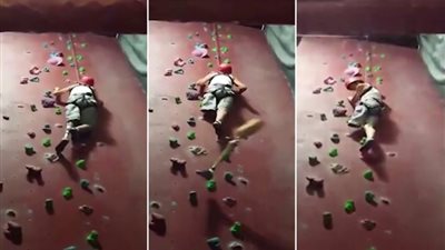 بالفيديو.. مسنة تفقد ساقها الاصطناعية أثناء تسلق جدار الصخور