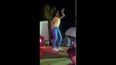 بالفيديو.. طفلة تشعل مواقع التواصل بوصلة رقص احترافية