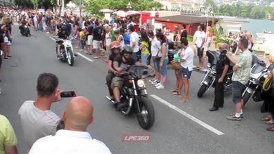 بالفيديو.. سائق يتعرض لموقف محرج في سباق دراجات نارية