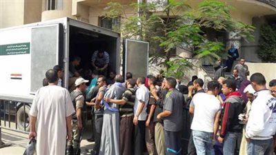 بالصور.. توزيع 25 طن سكر ضبطت في مخزن «محتكر» ببني سويف