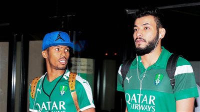 بالصور.. «عبد الشافي» يصل مع أهلي جدة إلى الرياض لمواجهة النصر