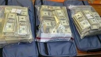 ضبط راكب حاول تهريب 250 ألف دولار في مطار القاهرة