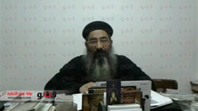 بالصور.. كاهن 