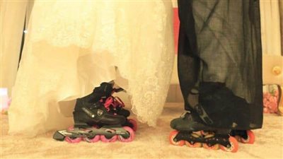 بالصور.. عروسان سعوديان يتخليان عن الأحذية ويرتديان «الزلاجات»