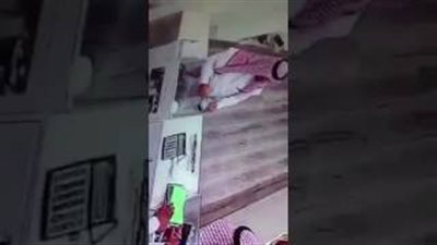 بالفيديو.. «حرامي» يشتري «موبايل» من محل ويخدع البائع ويسترد الثمن