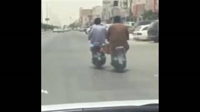 شاهد.. رد فعل رجل تعطلت دراجة صديقه النارية