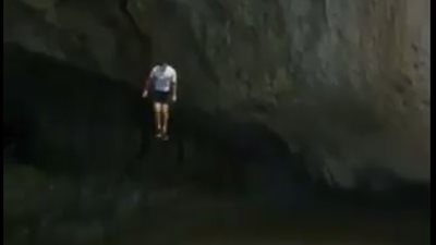 بالفيديو.. شباب يستعرضون مهاراتهم في القفز بالبحر من أماكن شاهقة