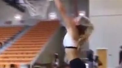 بالفيديو.. سقوط مروع لفتاة أثناء استعراض مهارات التسديد في كرة السلة