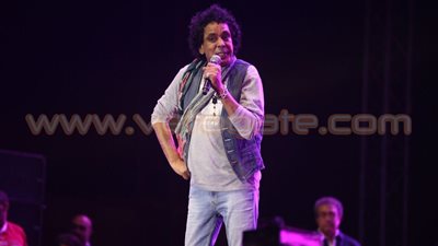 بالصور.. محمد منير يشعل حفل جامعة مصر للعلوم.. الجماهير تستقبله بـ«لافتات» تحمل صوره.. بدأ حفله بأغنية «الليلة».. تطرق لأحوال مصر وسخر من أزمة السكر.. واختتم سهرته بـ«حدوتة مص