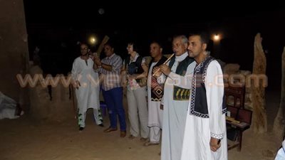 بالصور.. سفيرة التشيك تشارك رقصة فنون شعبية بالوادي الجديد