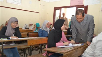 بالصور.. محافظ الغربية يتفقد لجان امتحانات الشهادة الإعدادية بطنطا