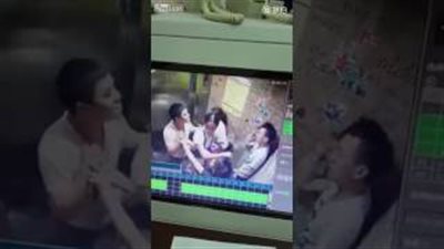 بالفيديو.. علقة ساخنة لرجل حاول فض «خناقة» بين زوجين