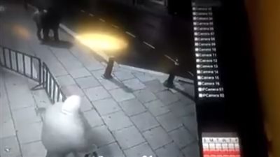 بالفيديو.. فتاة حسناء تتعرض لموقف محرج في الشارع أمام أصدقائها