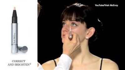 بالفيديو والصور.. خبيرة مكياج النجوم تكشف أسرار وضعه باحتراف