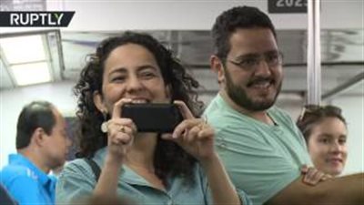 بالفيديو.. مسن يدهش ركاب المترو بحركات بهلوانية في البرازيل