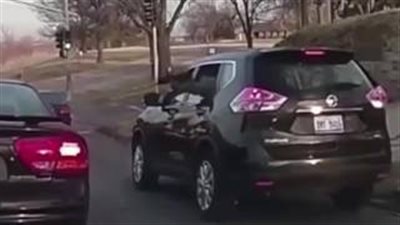 بالفيديو والصور.. لحظة إطلاق النيران على امرأة وطفليها داخل سيارتهم