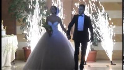 بالفيديو.. شاب لبناني وعروسه يشعلان حفل زفافهما برقصة مجنونة